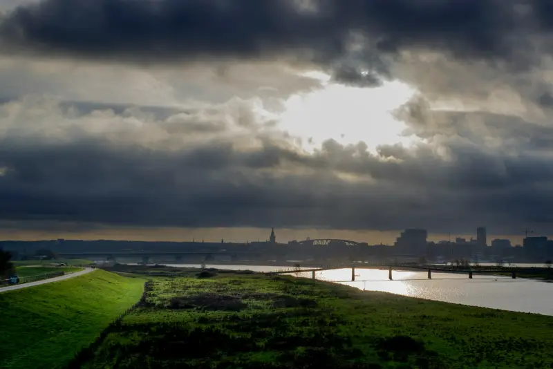 Zonnepanelen bij Diffuus Licht: Vermogen en Opbrengst