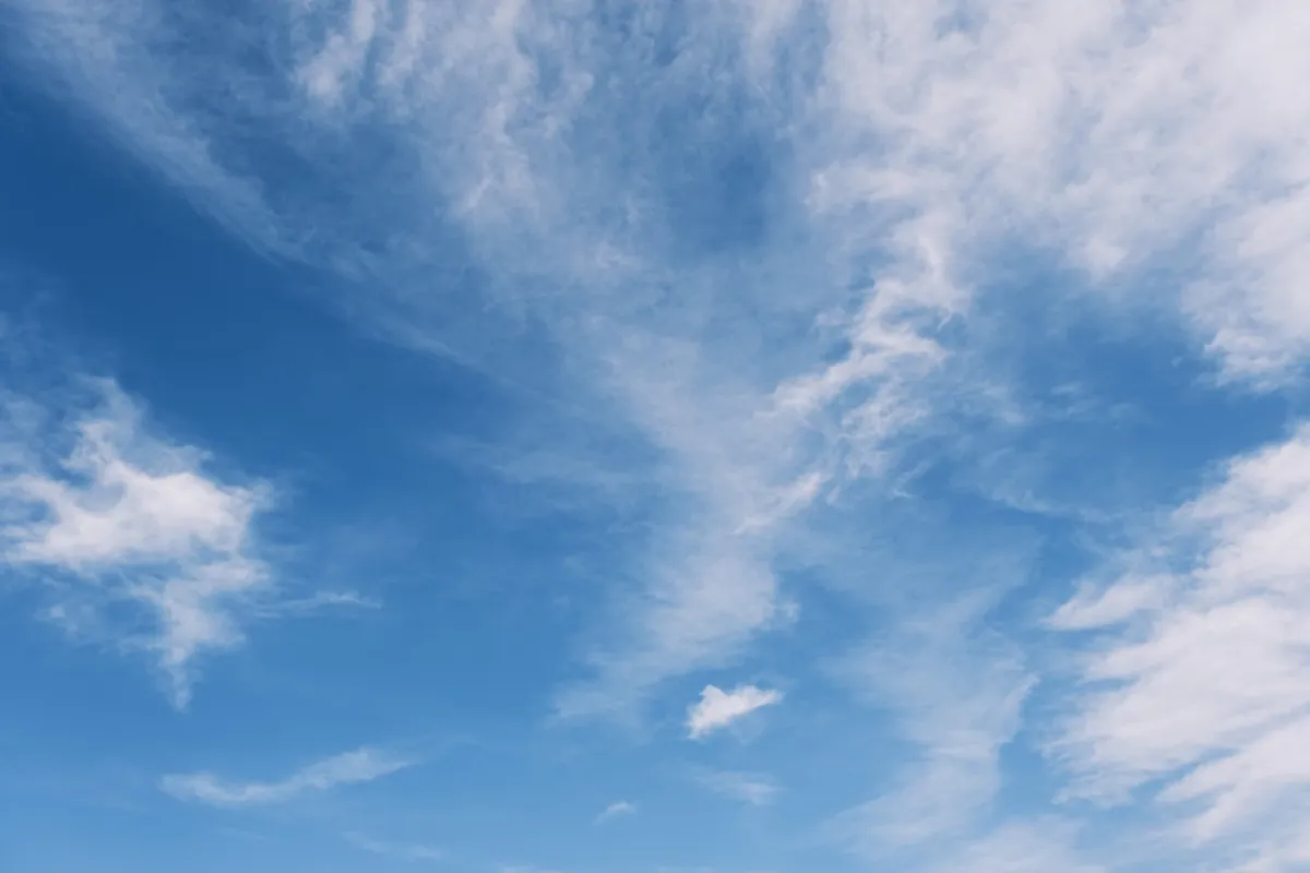 Weer en Zonnepanelen: Hoeveel Invloed Heeft Het Nederlandse Klimaat?